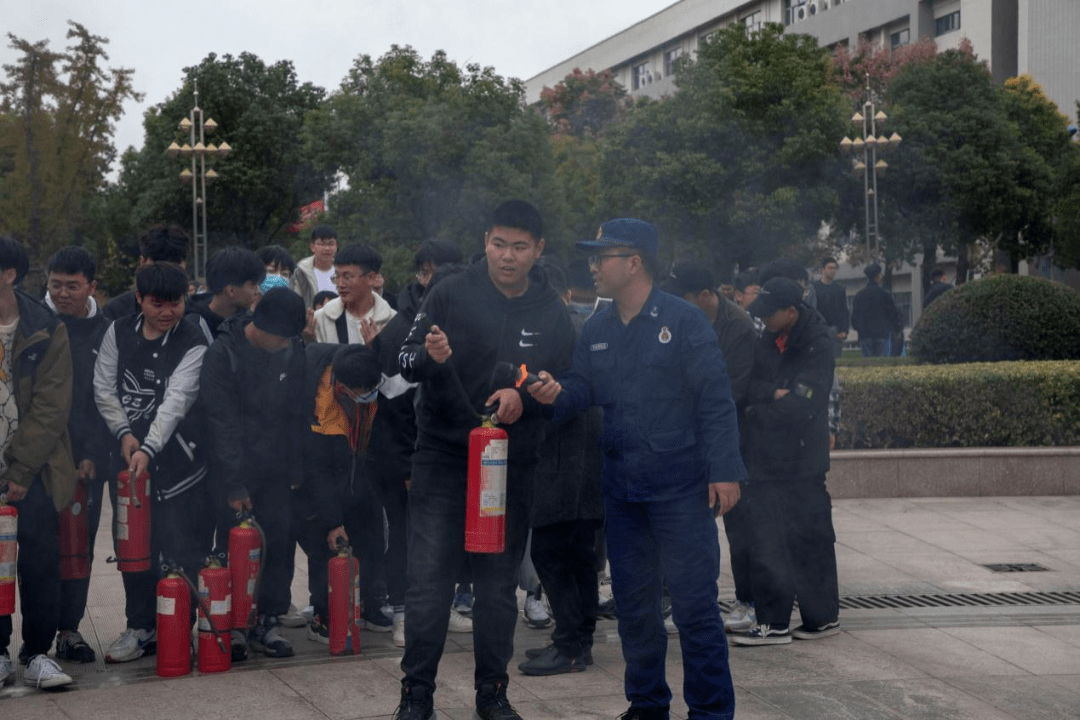 河南：鲁山县鲁阳街道走进商超开展消防应急救援疏散演练