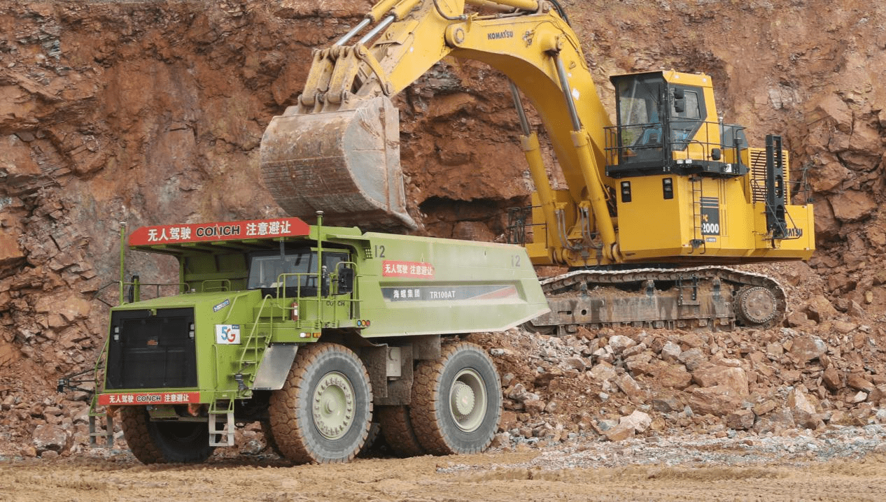 无人驾驶矿车，穿梭在新疆的露天煤矿上