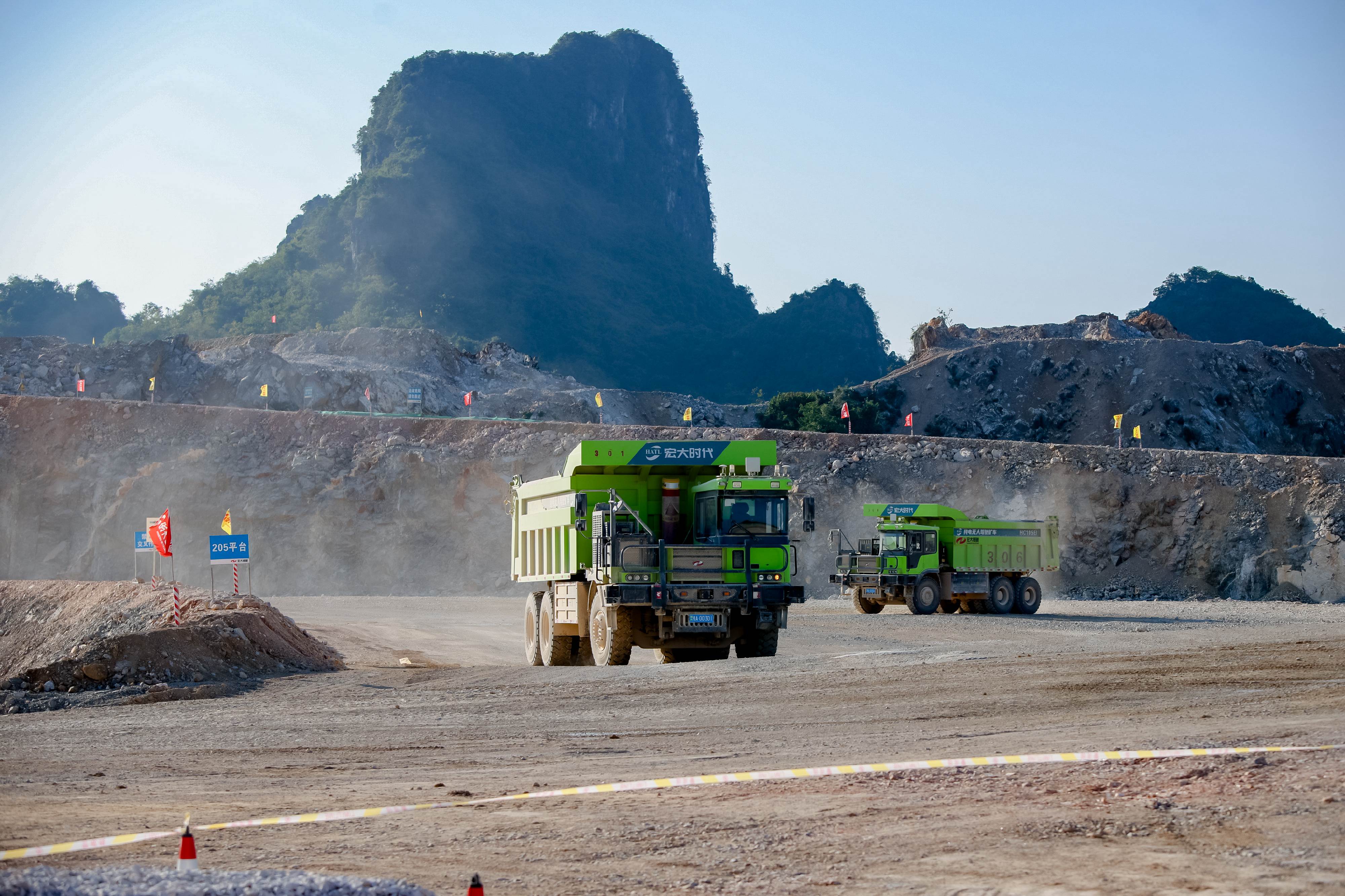 无人驾驶矿车，穿梭在新疆的露天煤矿上