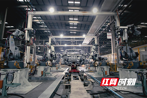 比亚迪获得外观设计专利授权：“料箱机器人”