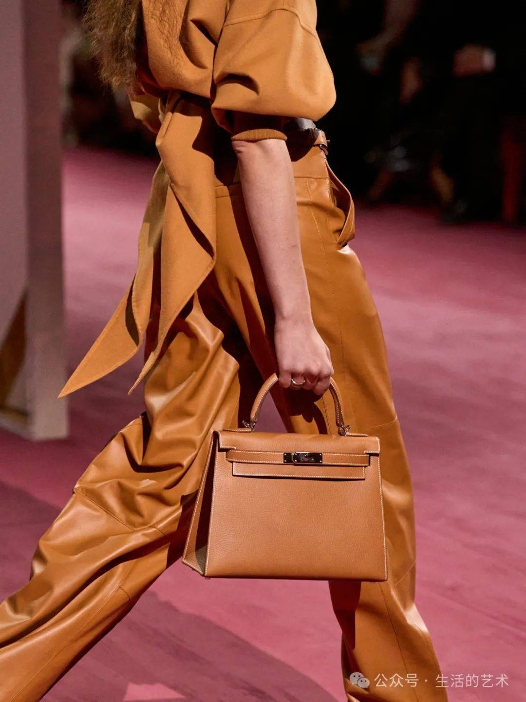 爱马仕2025秋冬女装上海大秀落幕，时尚盛宴引热议