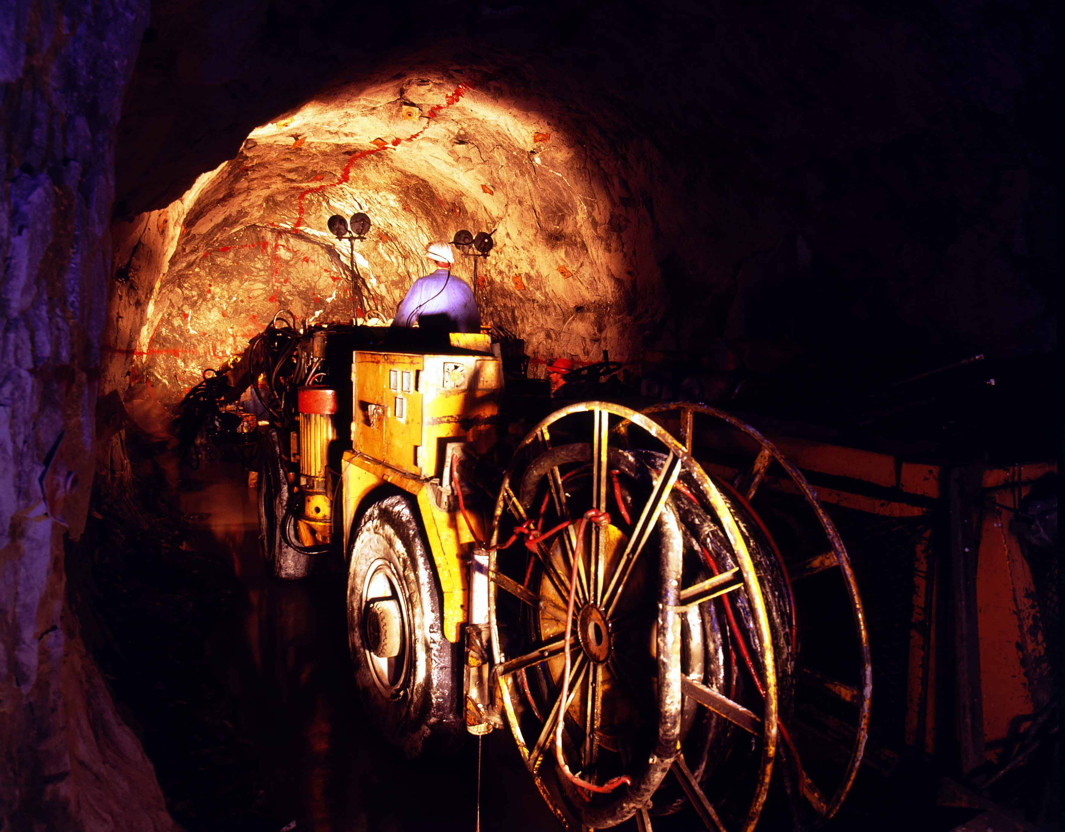 豫陕两省“千年金矿”案后续：河南法院一审重审 陕西金矿11名员工获罪