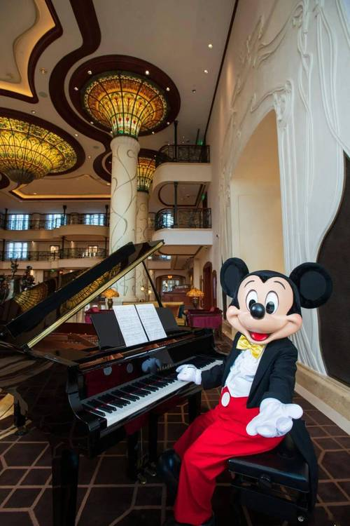 上海迪士尼新品上线,有人高温排队 14.5 小时,二手平台倒卖酒店权益成新门路