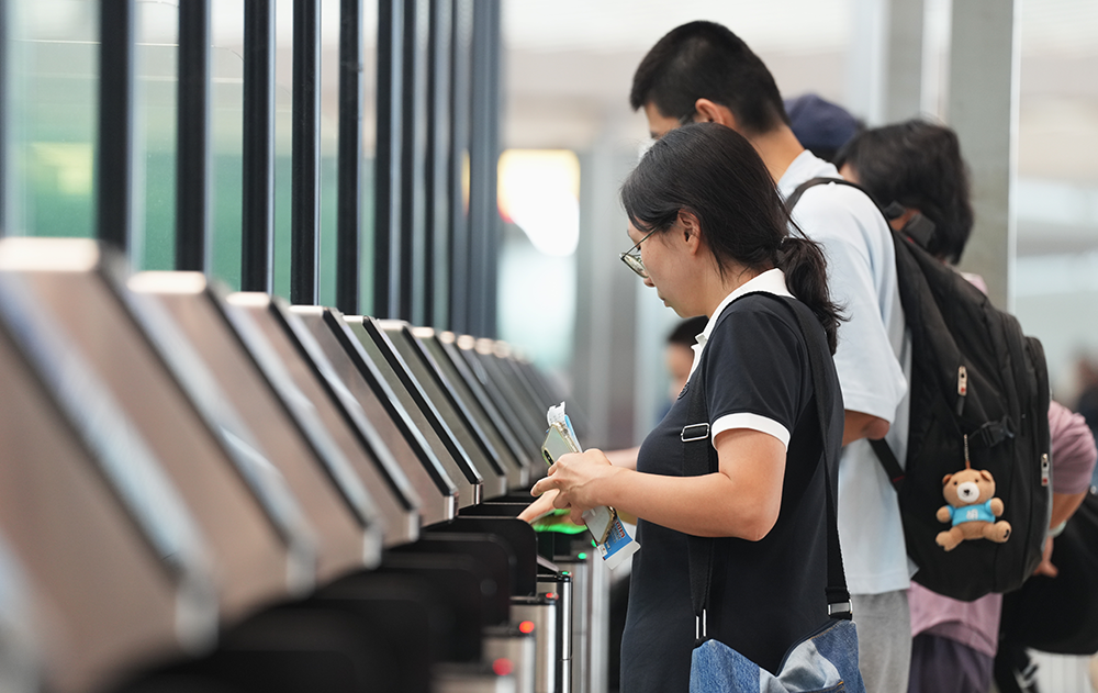 上半年3.33亿人次出入境 免签入境外国人同比增53.9%