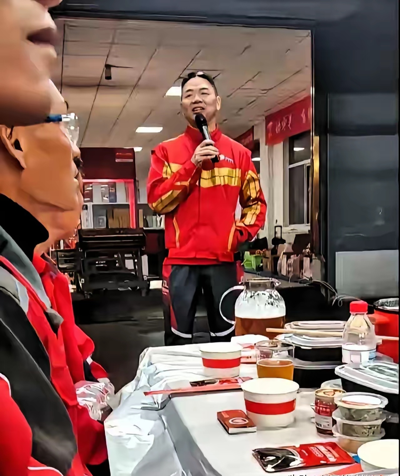 刘强东谜底揭晓 京东亲自炒菜