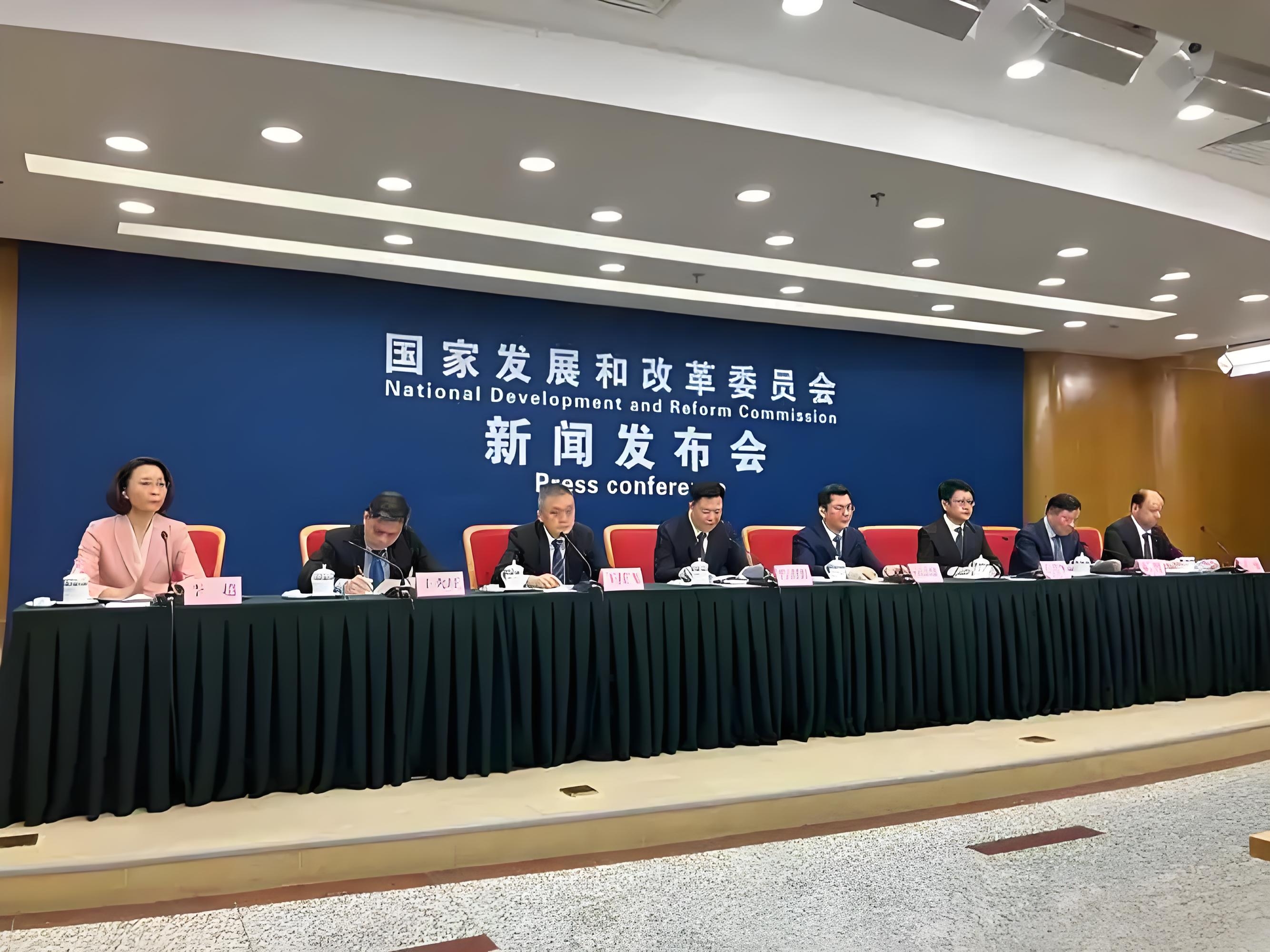 国家发展改革委主任郑栅洁主持召开座谈会 听取“十五五”时期国企民企协同发展意见建议