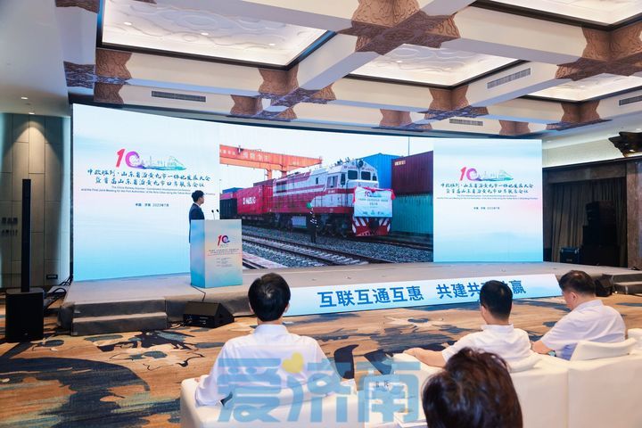 贵州首趟光伏玻璃定制专列首发