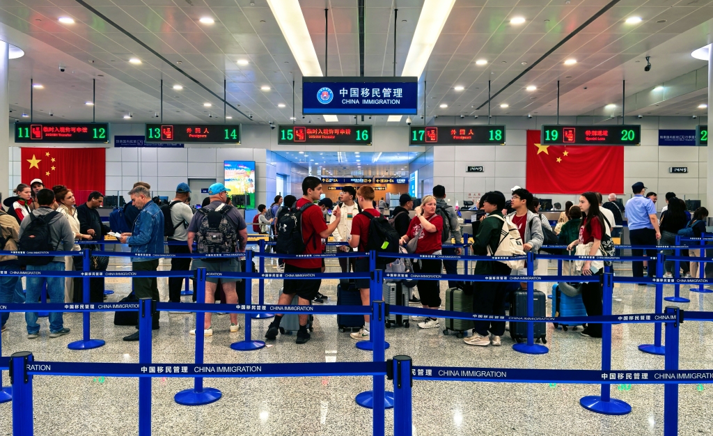 “十四五”期间 全国边检机关累计验放出入境人员15.56亿人次