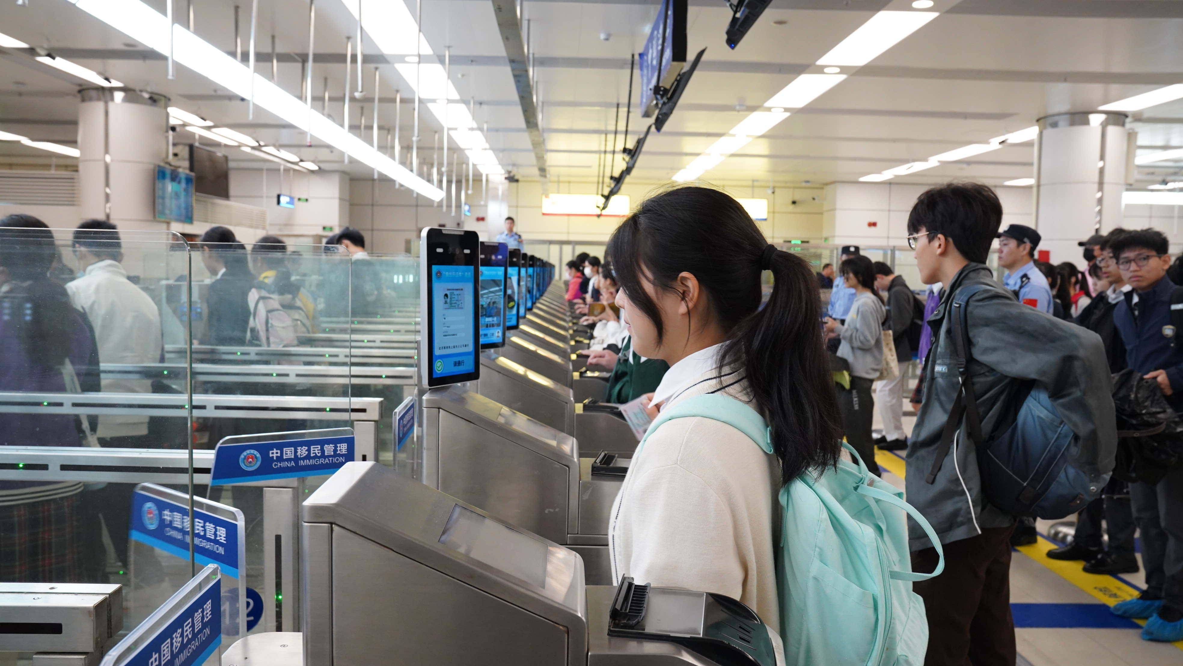 深圳地铁客流陆路口岸通关人数同创新高