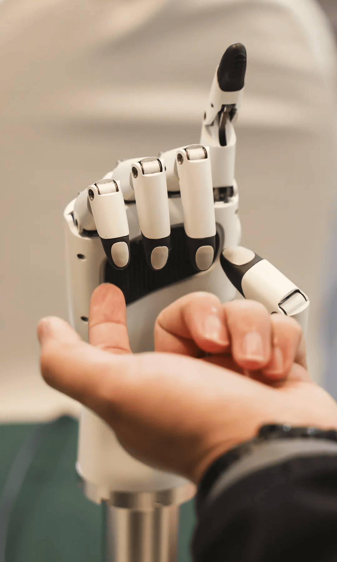 多伦科技董事长章安强：投资众擎机器人意在推进人形机器人的场景化落地