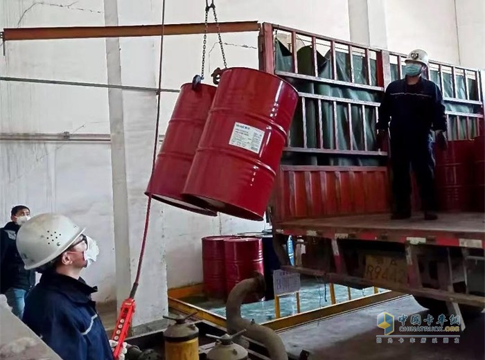 国风新材获得实用新型专利授权：“一种润滑油装油倾倒装置”