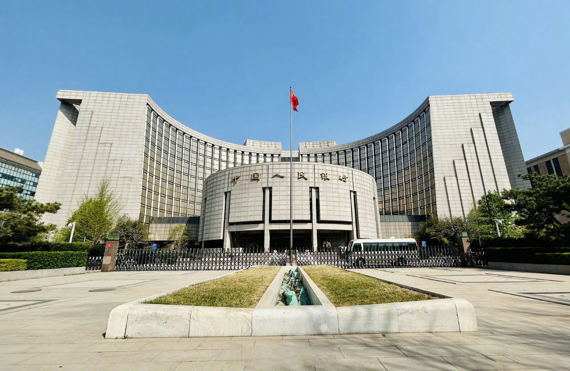 央行：前八个月人民币存款增加20.5万亿元