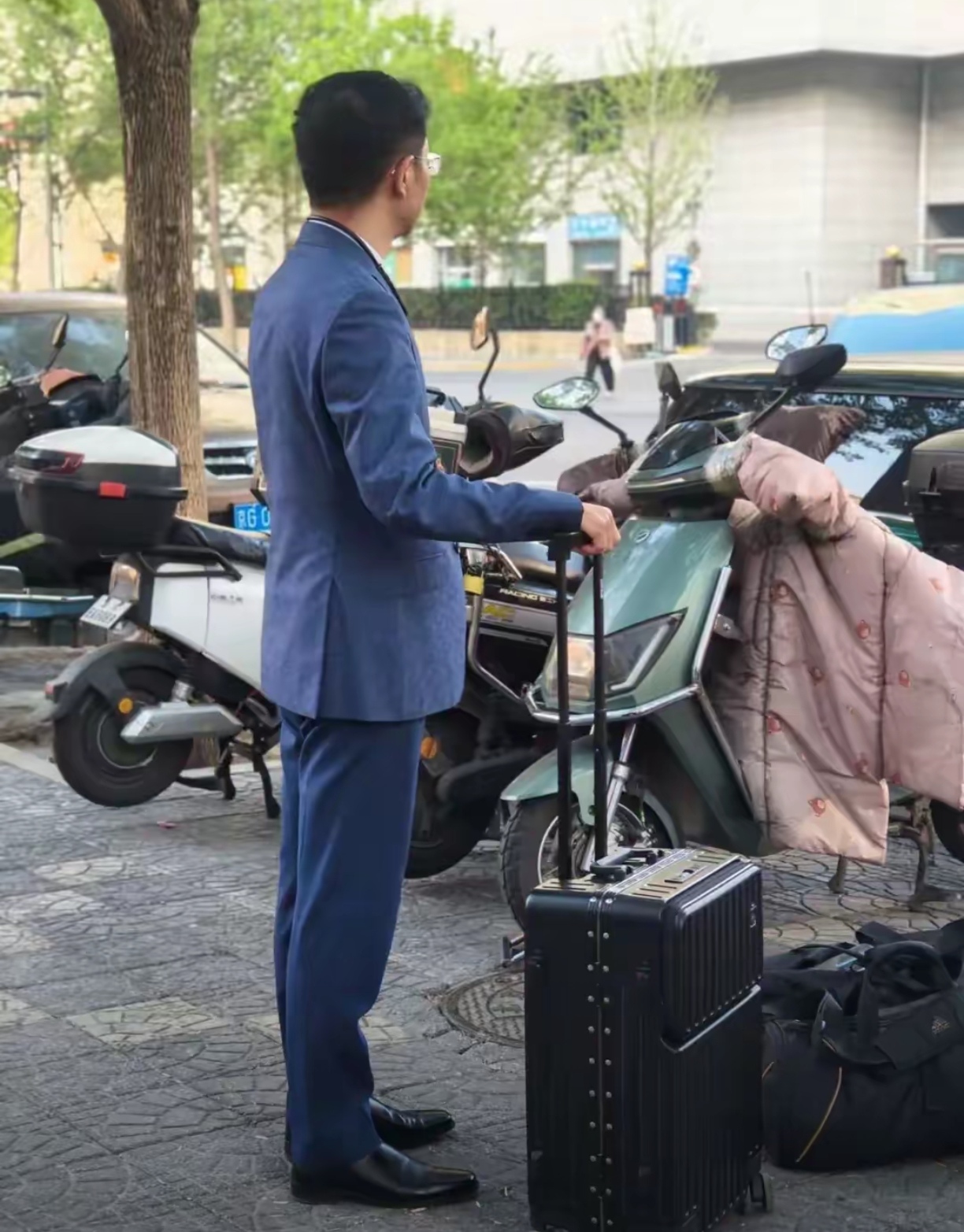 在直播间跳舞的董事长