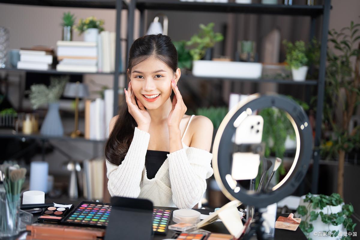 在直播间跳舞的董事长