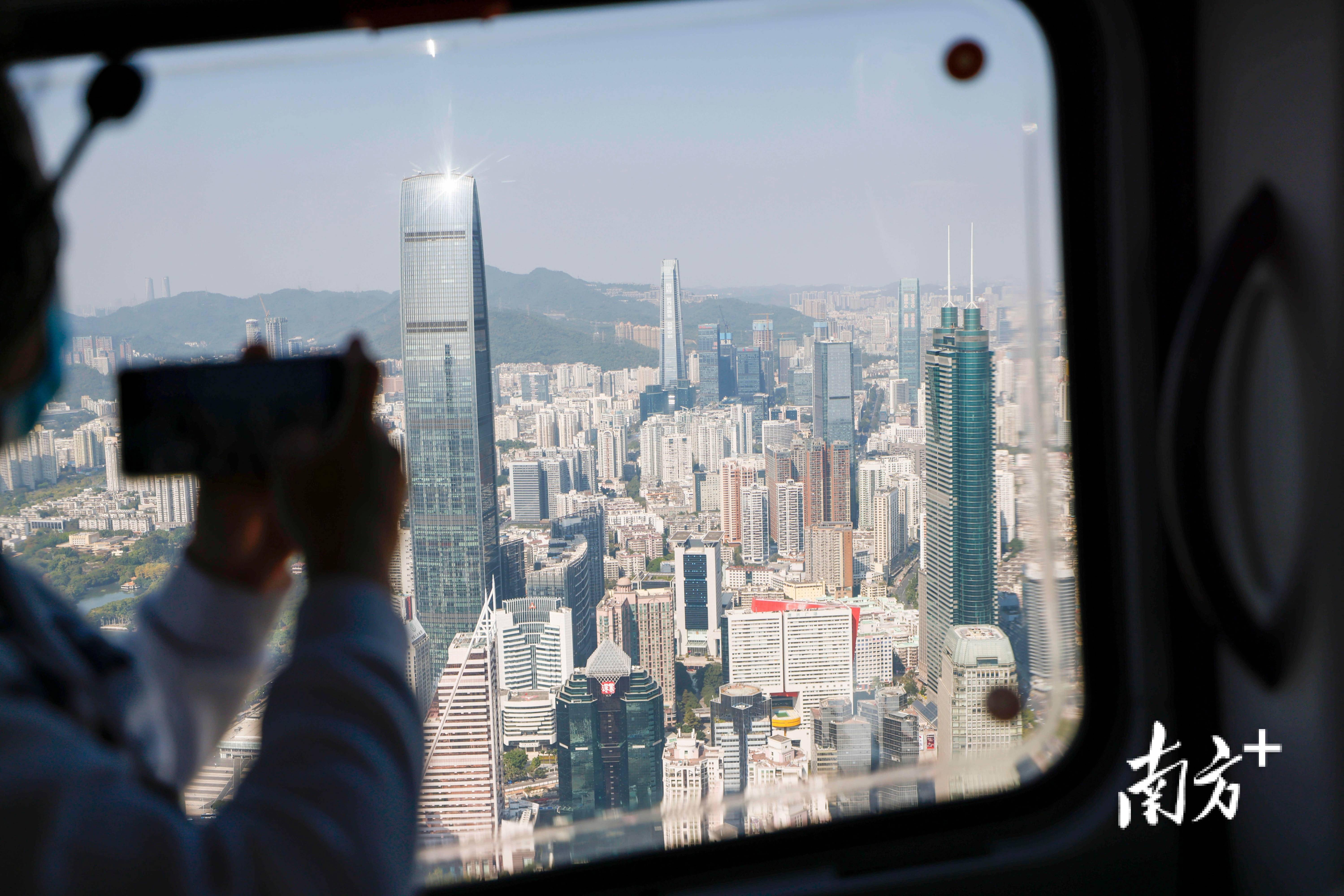 全国人大代表周虹：建议试点“湾区低空人才通行证”