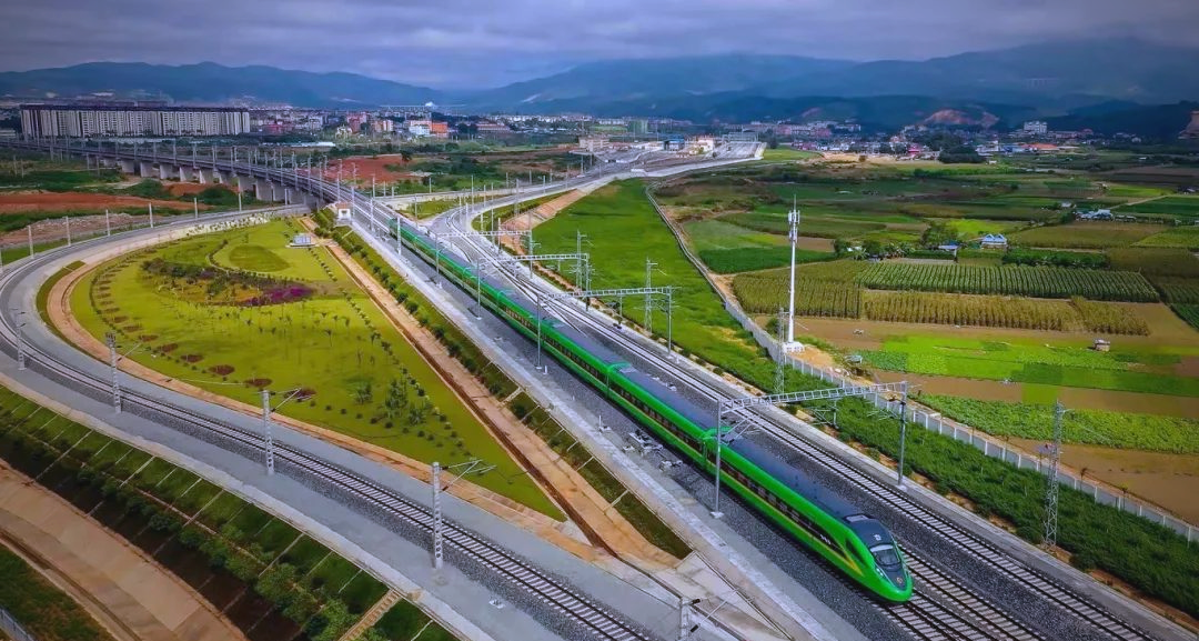 首批经中老铁路进口的老挝茶叶直达昆明