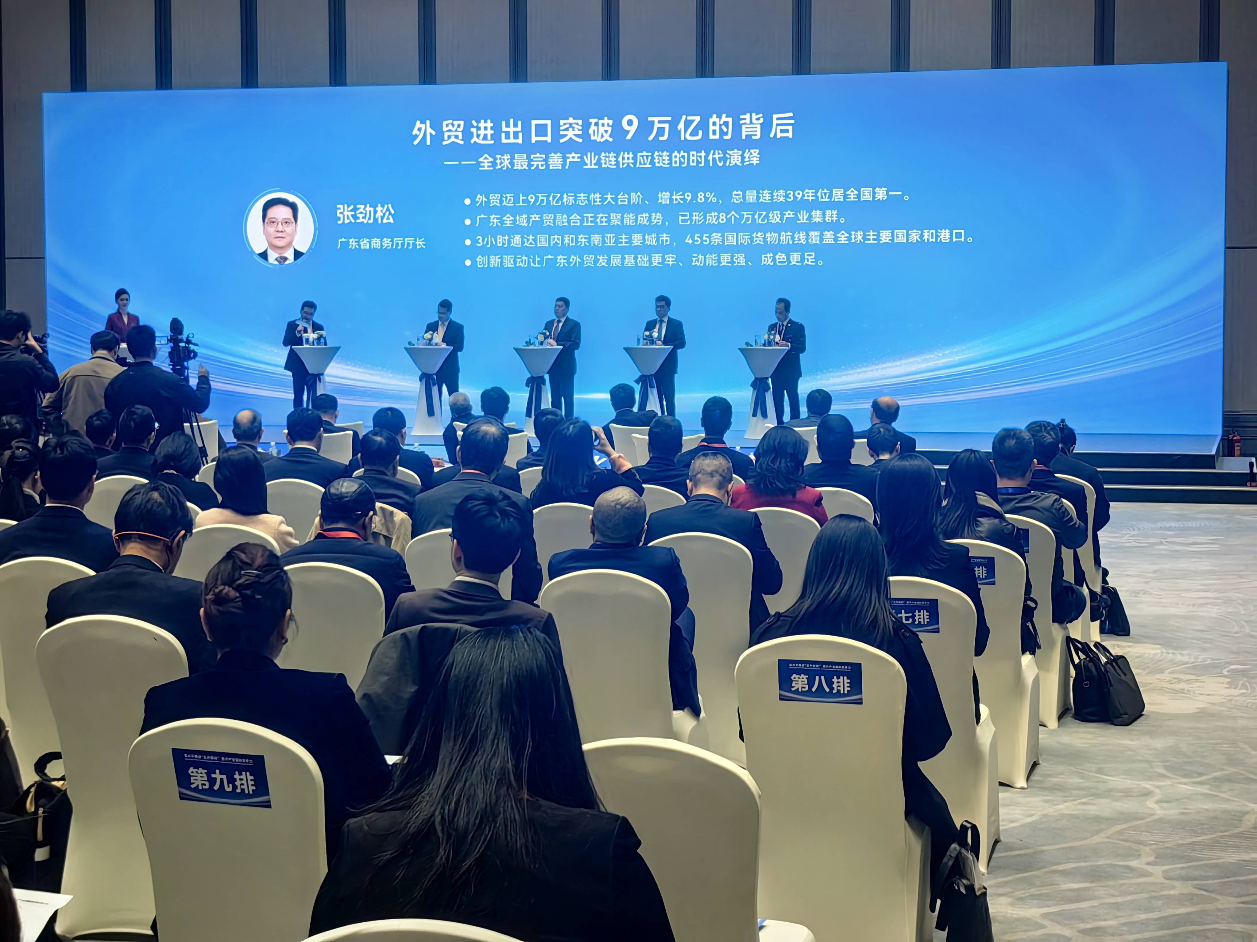 商务部：首8月服务进出口总额52476.9亿元 同比增长7.4%