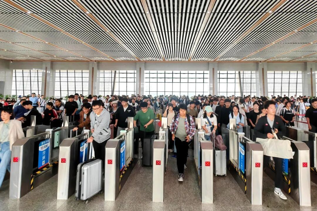 长三角铁路预计今日发送370万人次同比增4.9%，增开118列客车