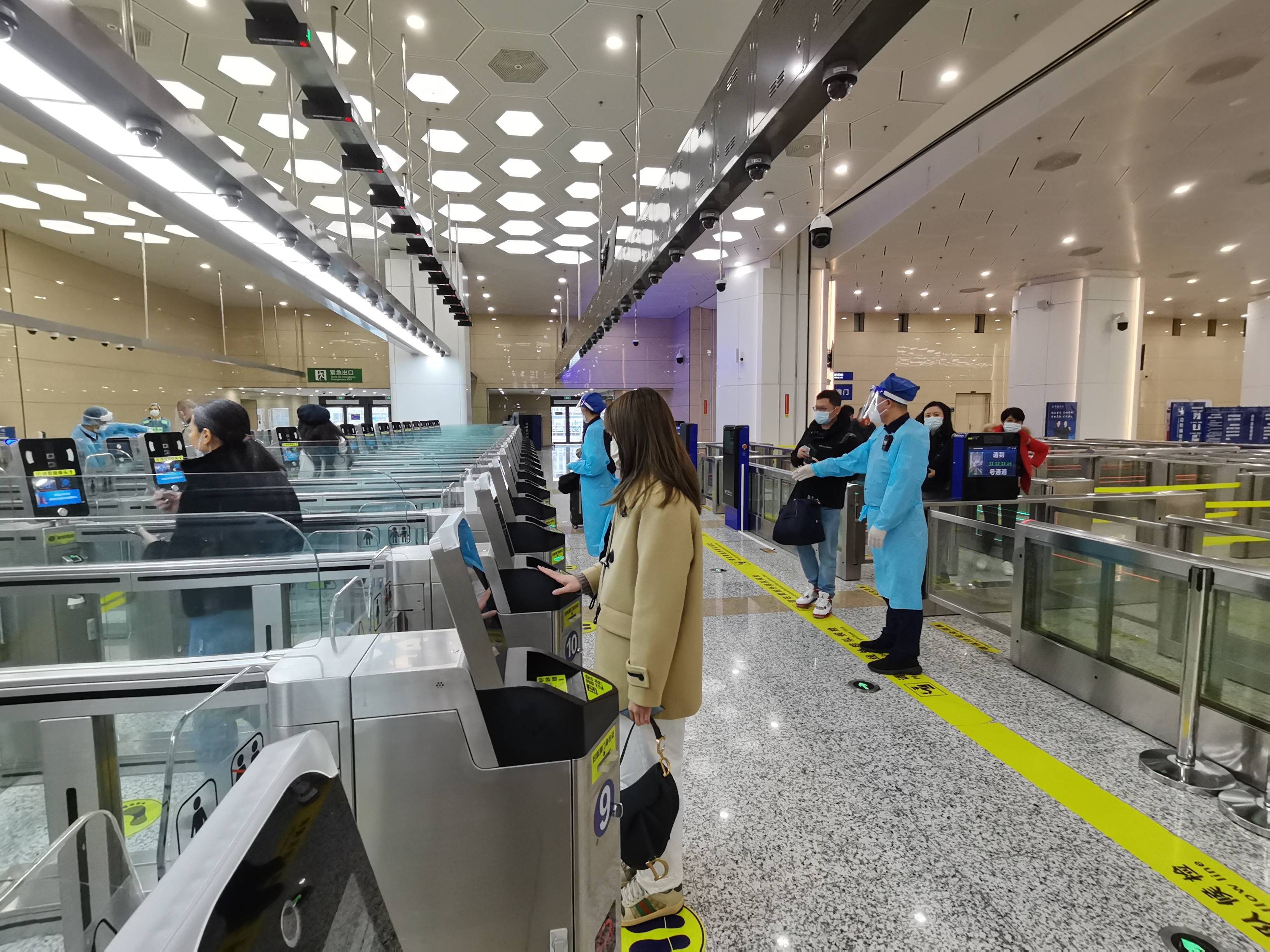 跨境游受青睐 假期前4天横琴口岸出入境客流超45万人次