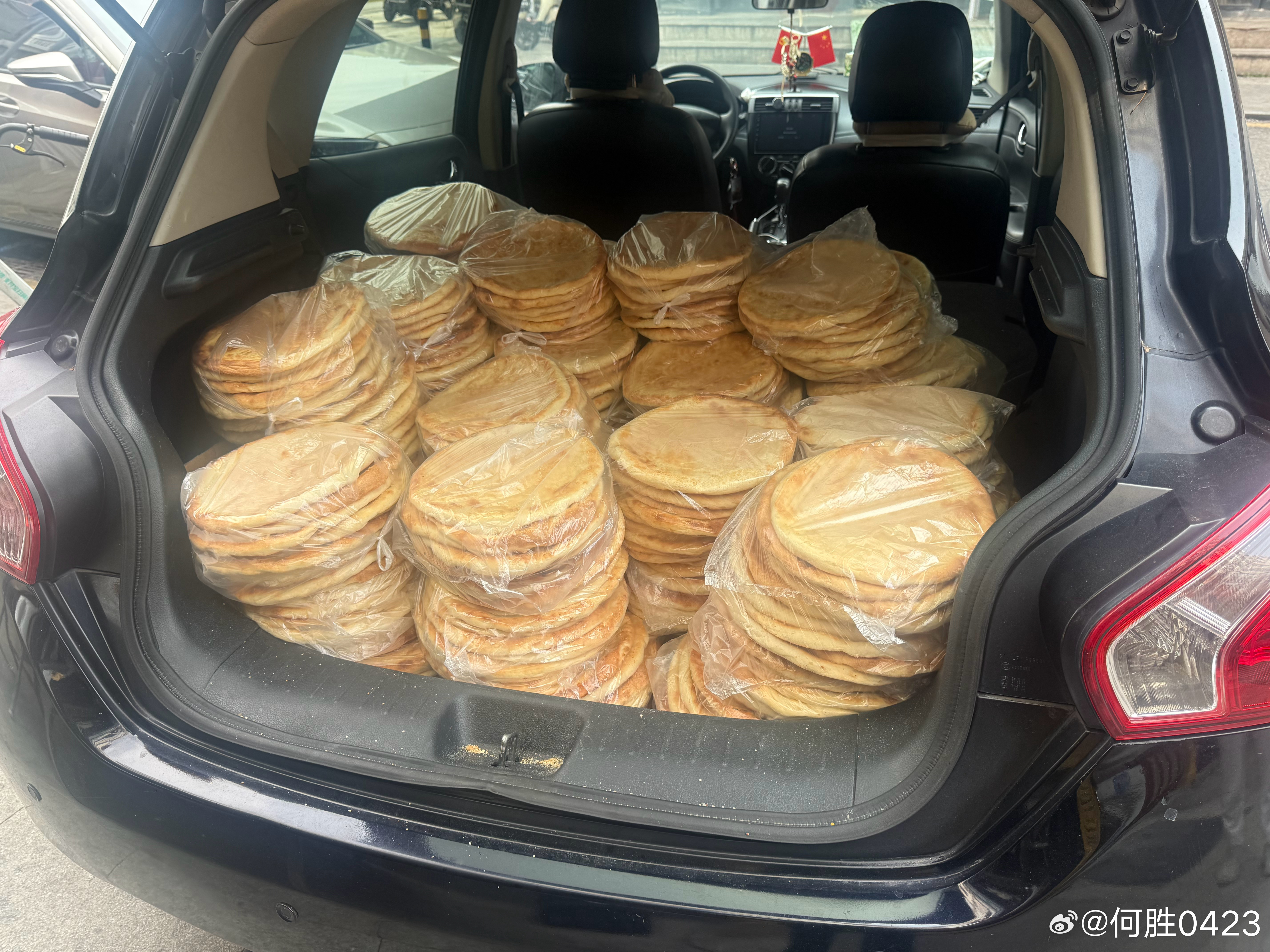 十月行记｜新疆打馕人：一场千年传统技艺与现代创意的对话