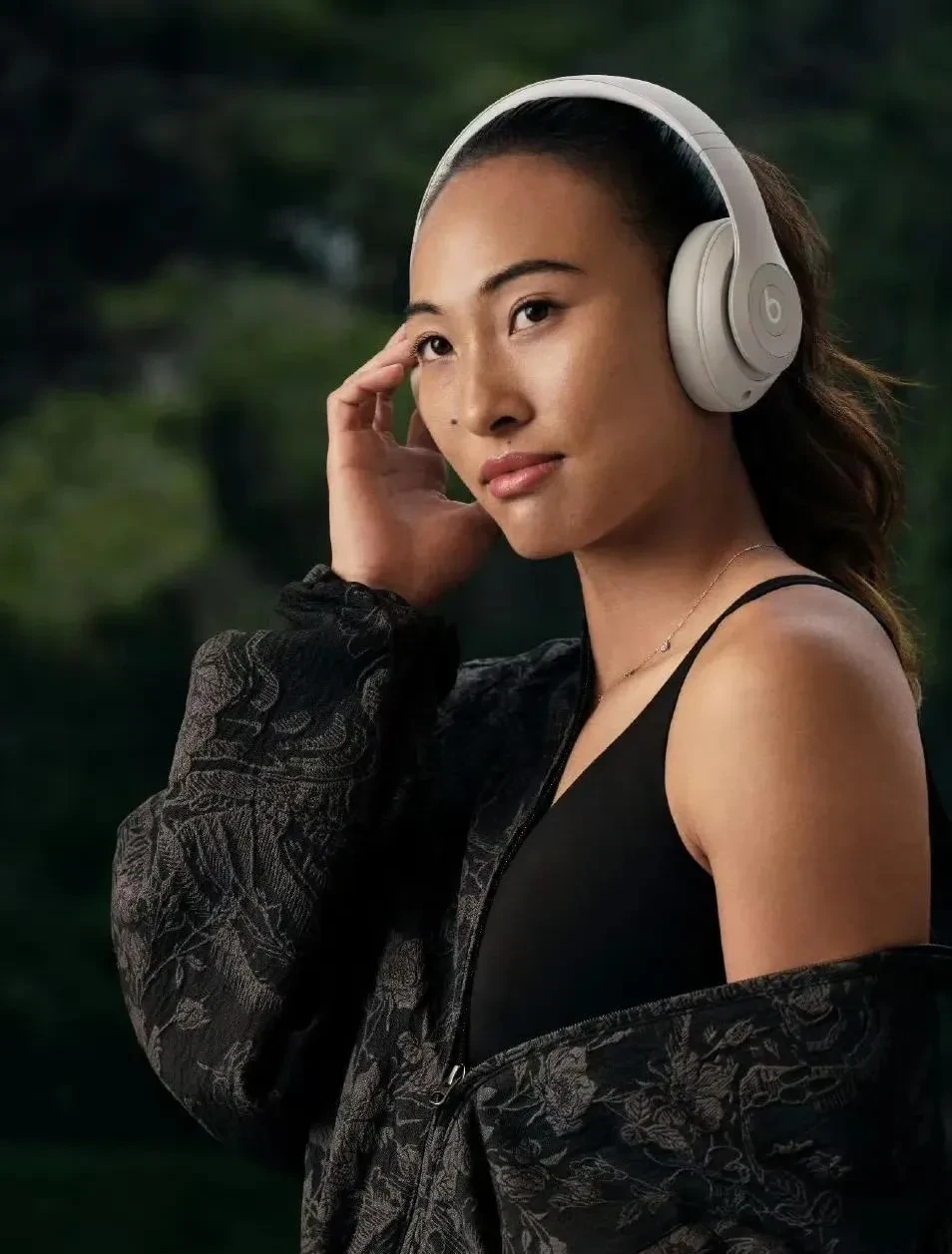 重磅！霸王茶姬升级郑钦文为全球代言人，东方茶饮借体育精神加速 “出海”