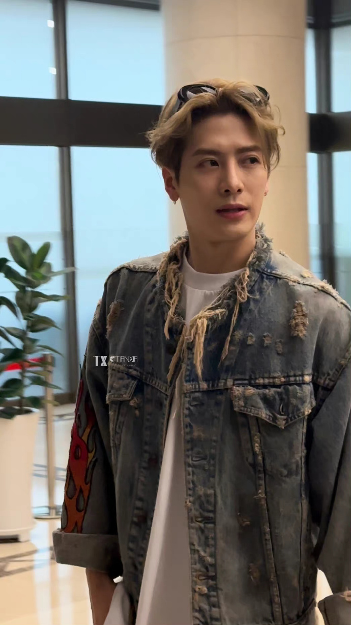 韩束签王嘉尔撑场面，国货品牌陷 “全球代言人” 幻觉