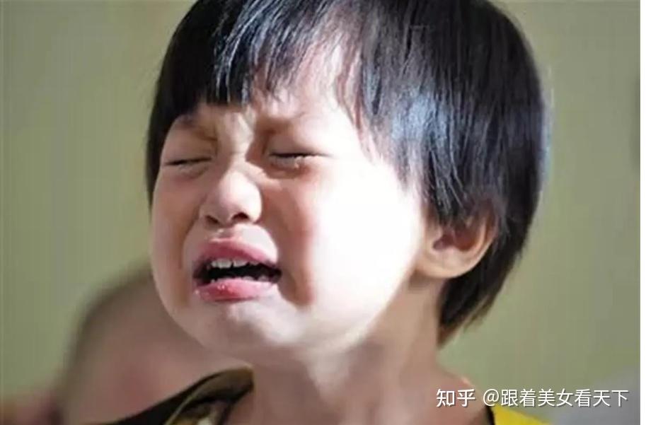 动不动就哭的孩子，与忍着不哭的孩子，长大后会有哪些区别？