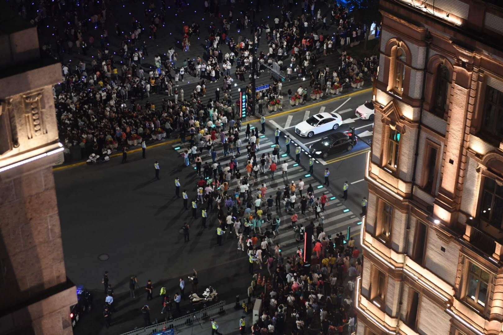 周小川:人与机器的关系发生了巨大变化 |直击外滩年会