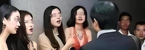 “扫描”直播打赏乱象：“翻牌选妃”“蒙面摸人”诱导低俗互动