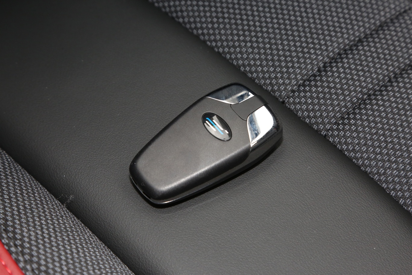 长安汽车获得外观设计专利授权：“汽车中控箱面板”