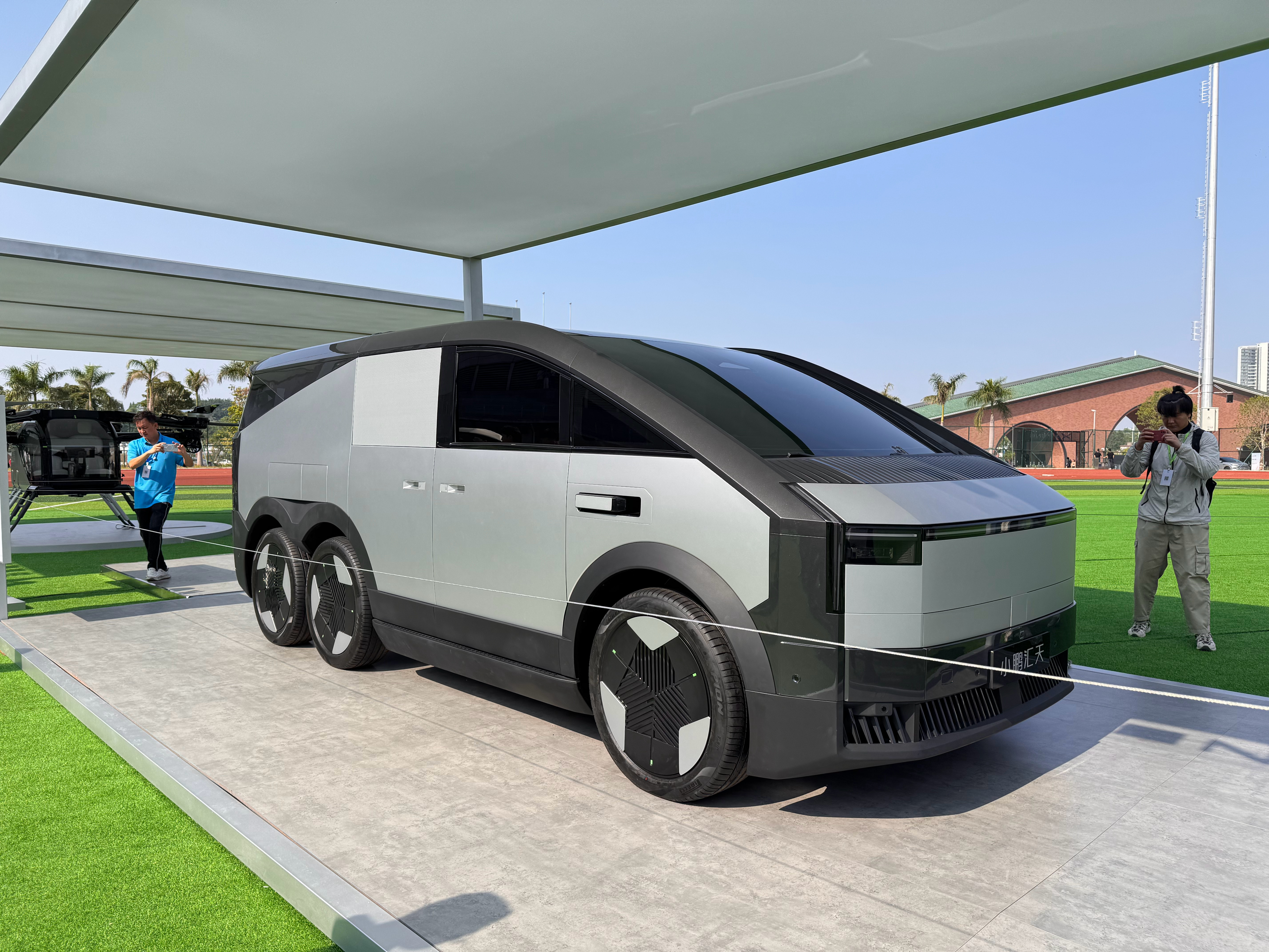 小鹏分享物理AI涌现成果：发布第二代VLA、Robotaxi、全新一代IRON和飞行汽车