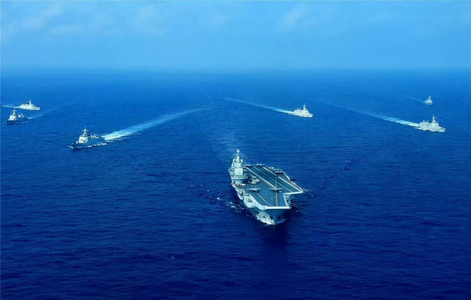 我国第一艘电磁弹射型航空母舰入列 习近平出席入列授旗仪式并登舰视察