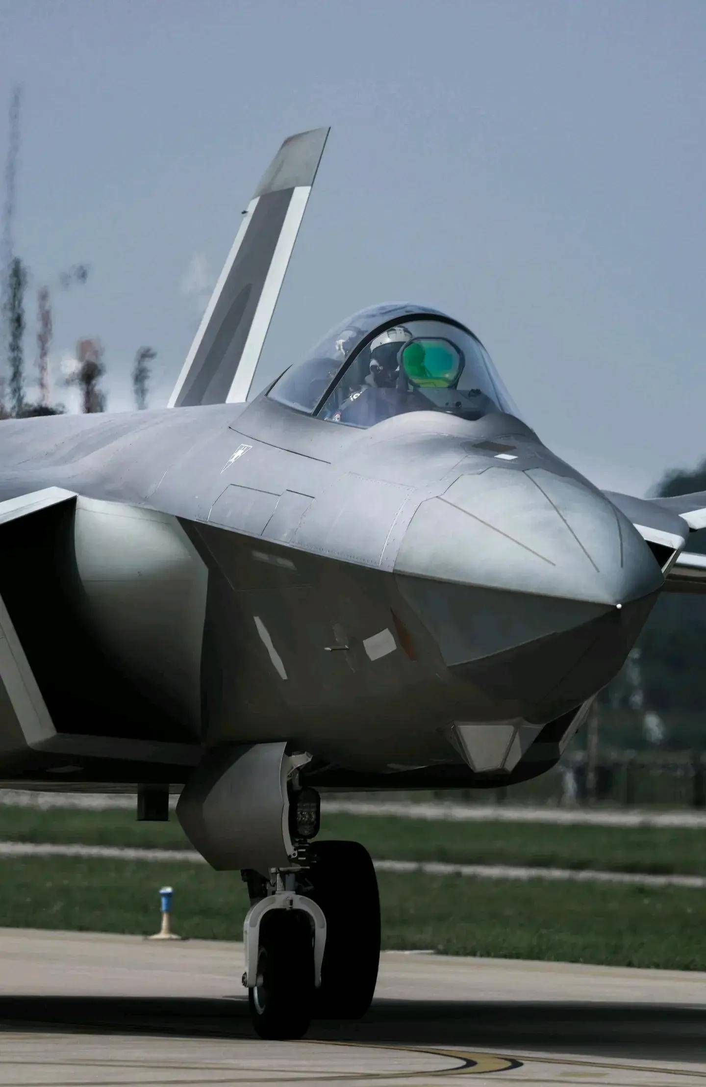 中航成飞：截至2025年11月28日股东总数74,214户