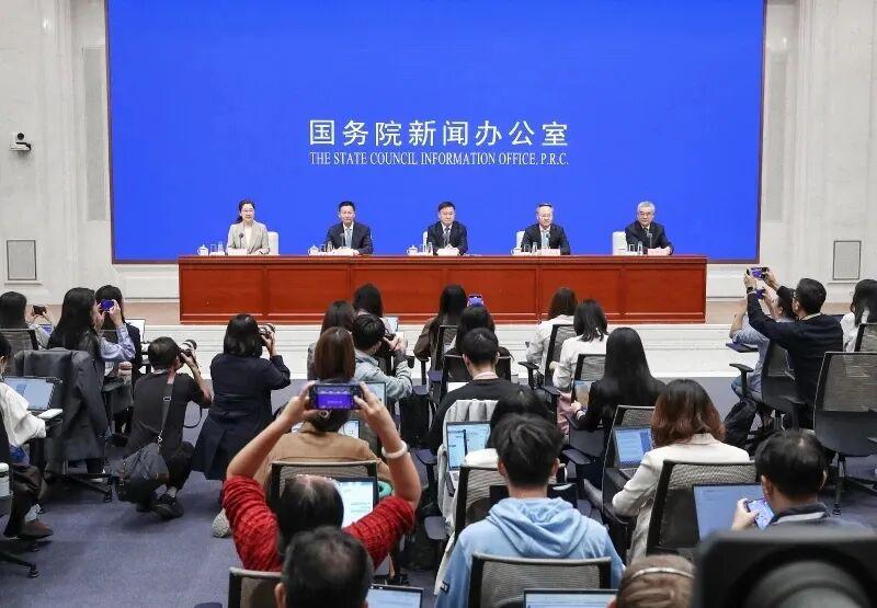 多家银行密集挂牌信用卡不良资产 邮储、平安、建行等推进风险出清