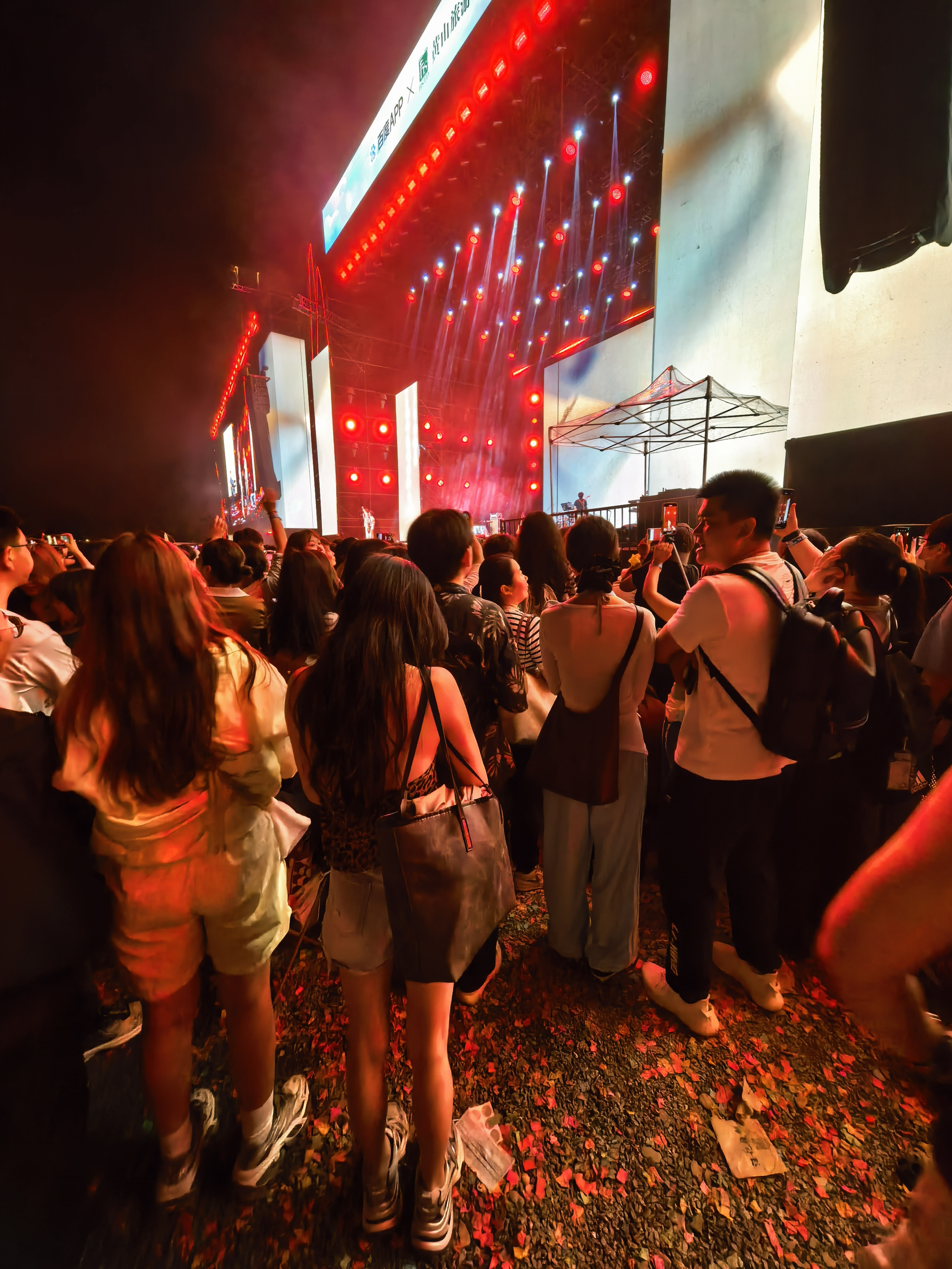 同程旅行:跨年夜“仪式感拉满”,赏烟花秀、看演唱会、祈福成元旦亮点