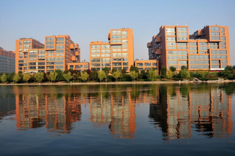 华侨城Ａ：公司目前以旅游业务和房地产业务为主业