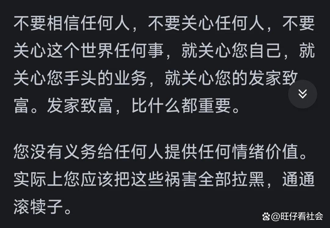 心理学上有个词叫：口红效应（人在扛不住的时候，反而特别容易被那些看起来‘没什么用’的小事安慰）
