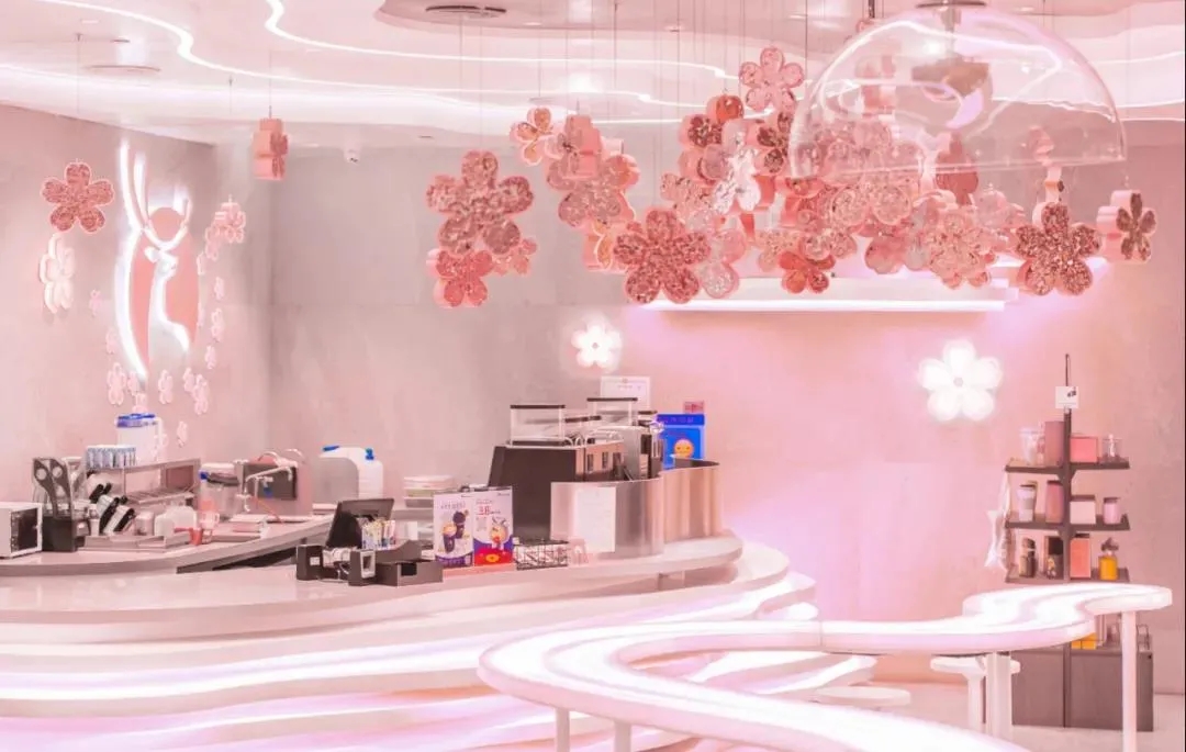 哈罗联合瑞幸出“痛车”