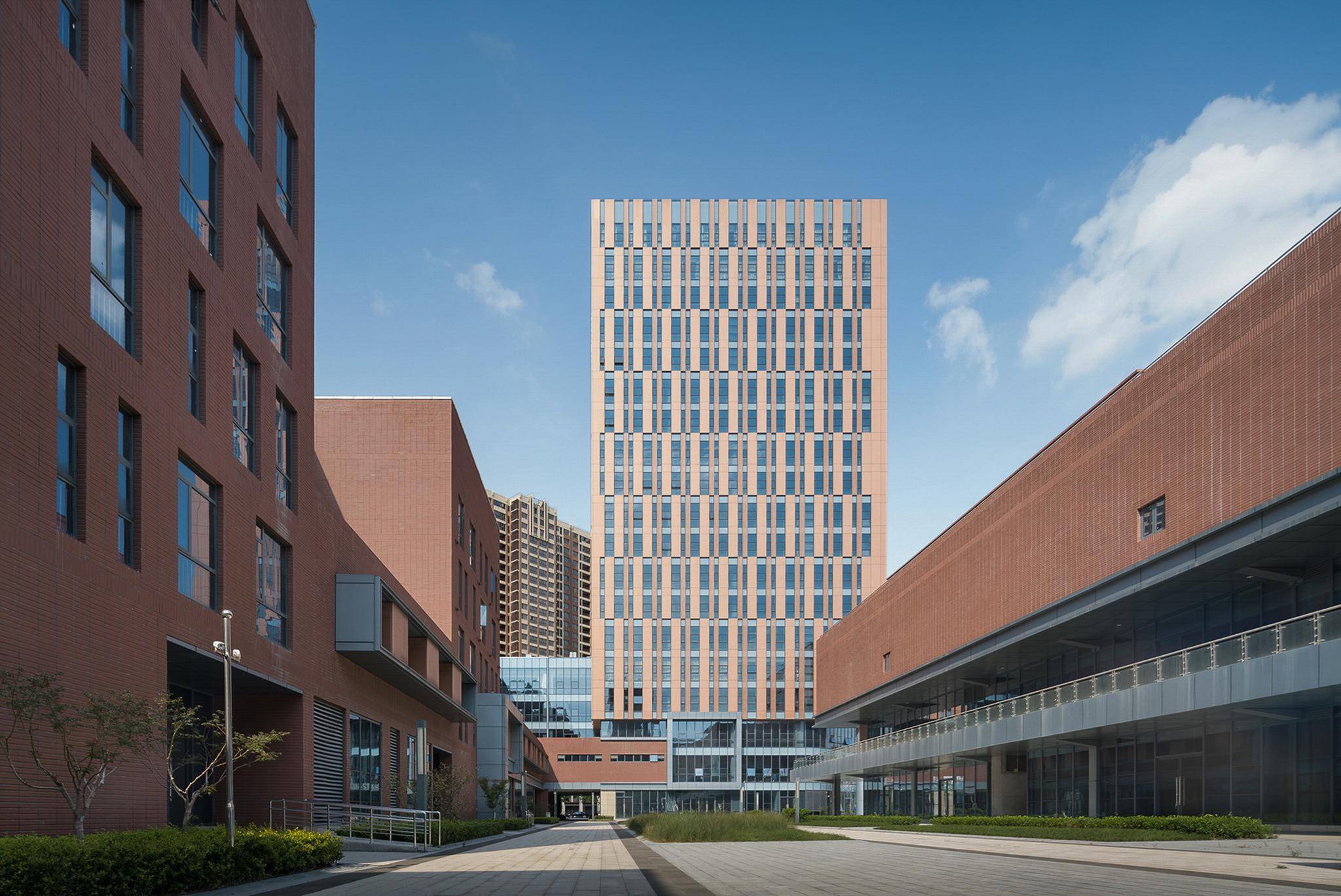 秉扬科技：12月26日高管李汝成、樊书岑减持股份合计6100股