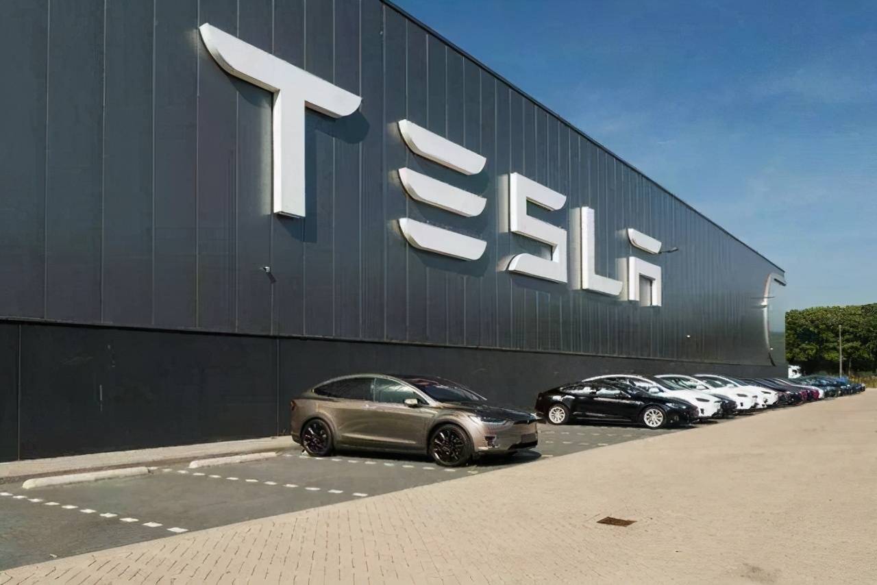 德尔未来：12月26日高管张立新、史旭东减持股份合计7.6万股