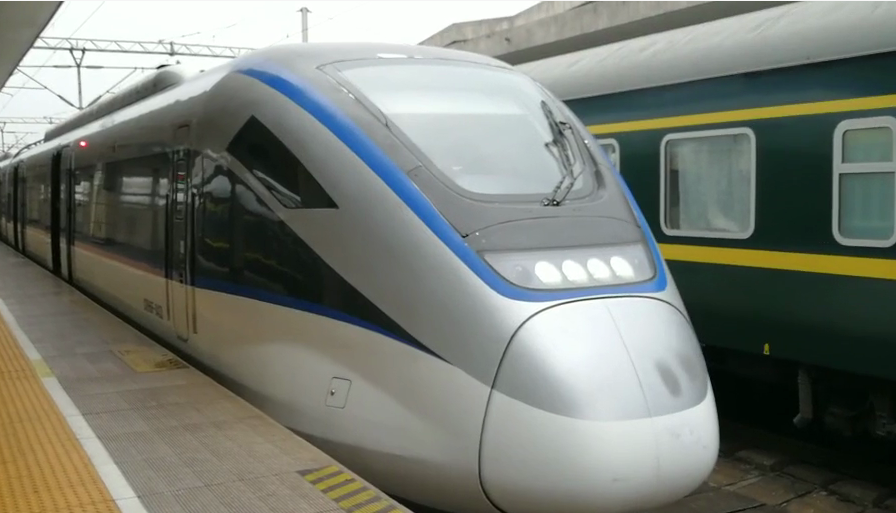 德尔未来：12月26日高管张立新、史旭东减持股份合计7.6万股