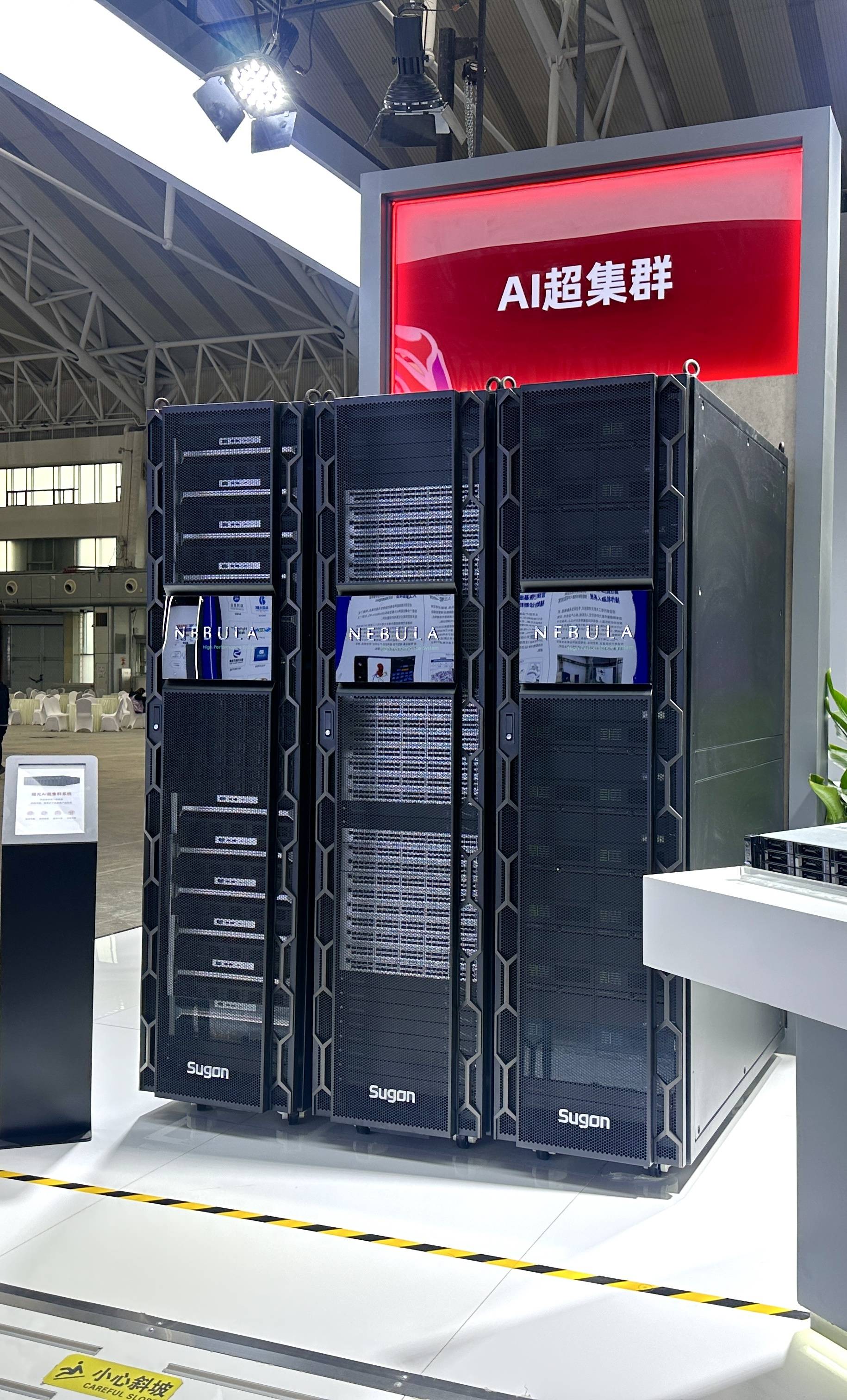 国产算力迈入“万卡”时代：摩尔线程发布新一代GPU架构，中科曙光发布万卡超集群