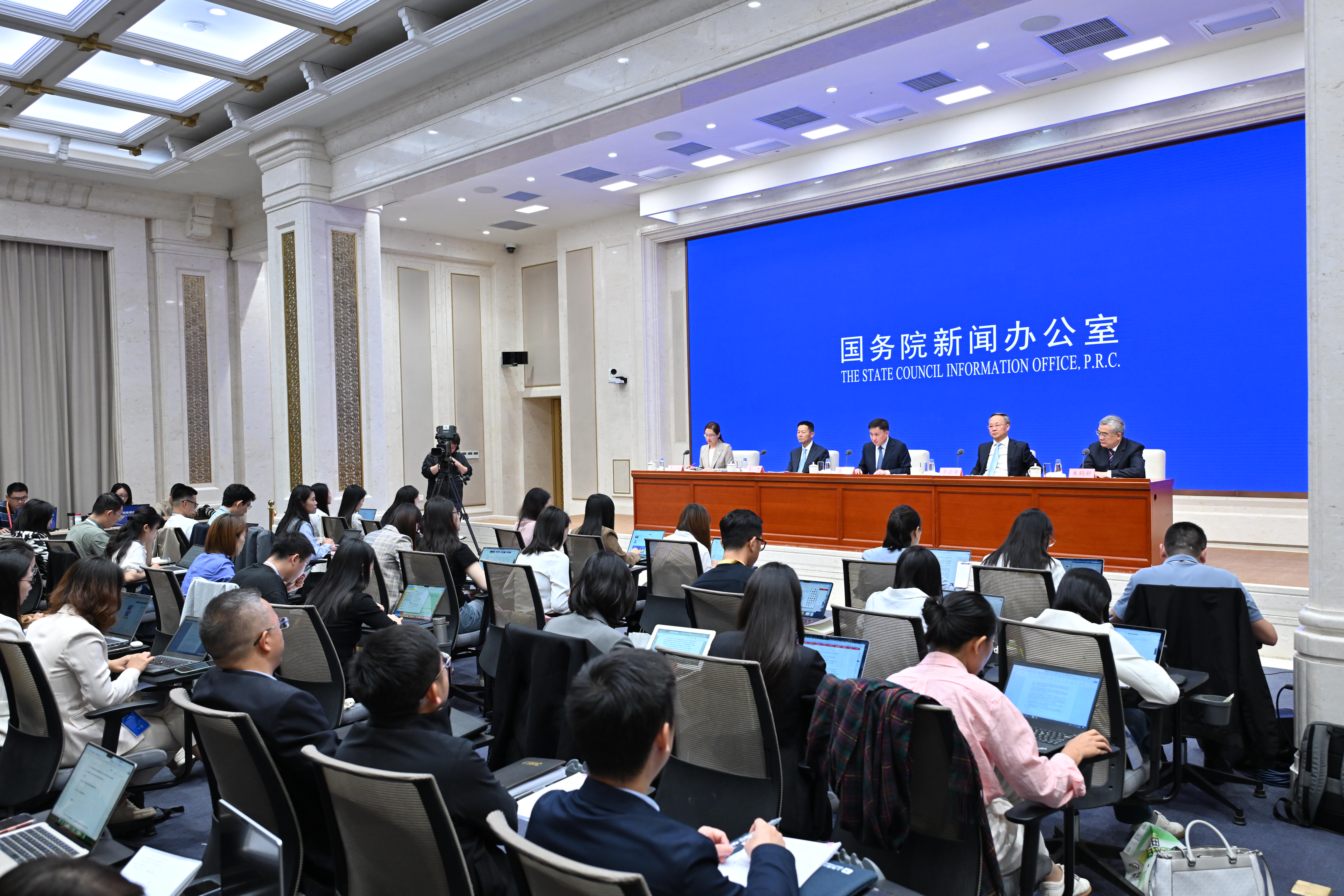 今日看点｜国新办将举行新时代交通运输服务经济社会高质量发展有关情况新闻发布会