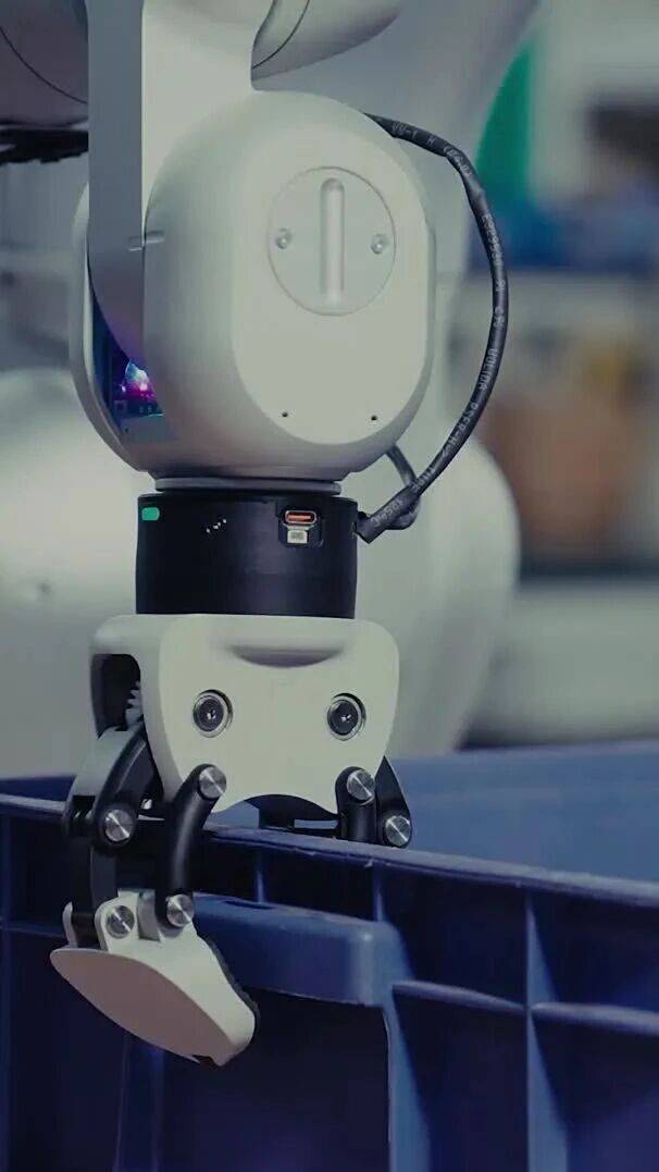 行业首款为工业而生的具身智能机器人发布，海尔生态赋能新时达技术落地