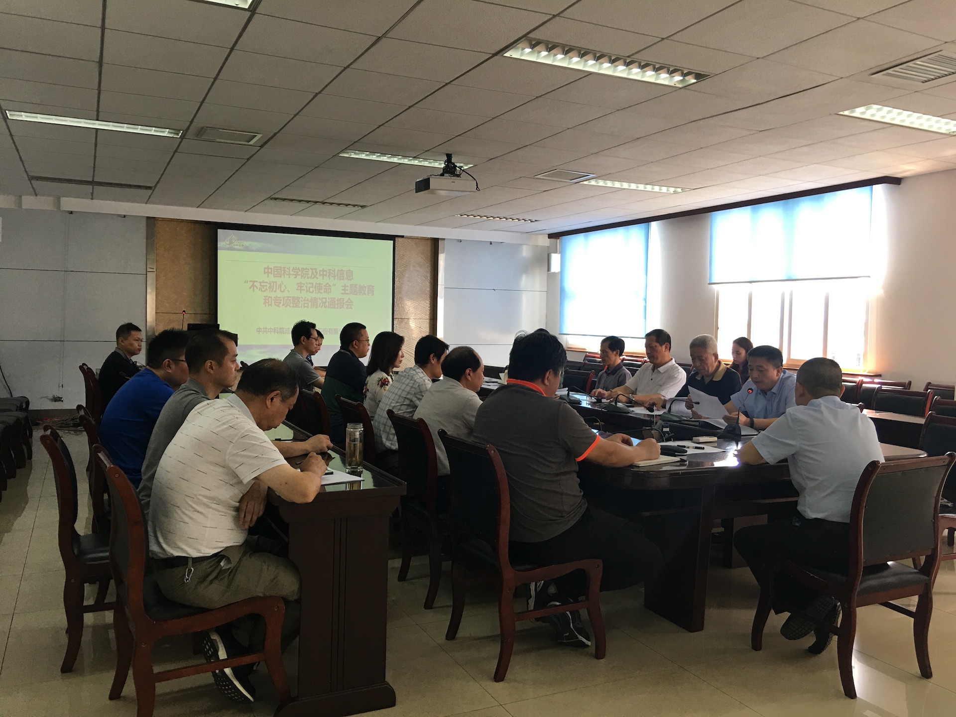 中科信息：1月12日高管史志明减持股份合计6万股