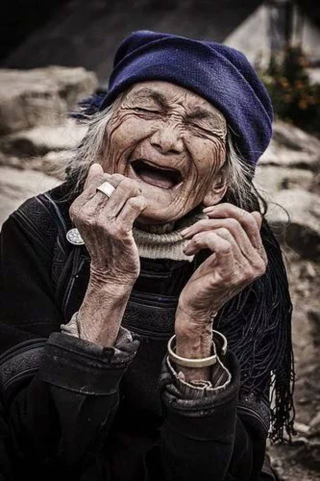 我看到了一场“当众教子”的全过程,一肚子火!很多父母以为是严厉,其实是孩子一生的羞辱