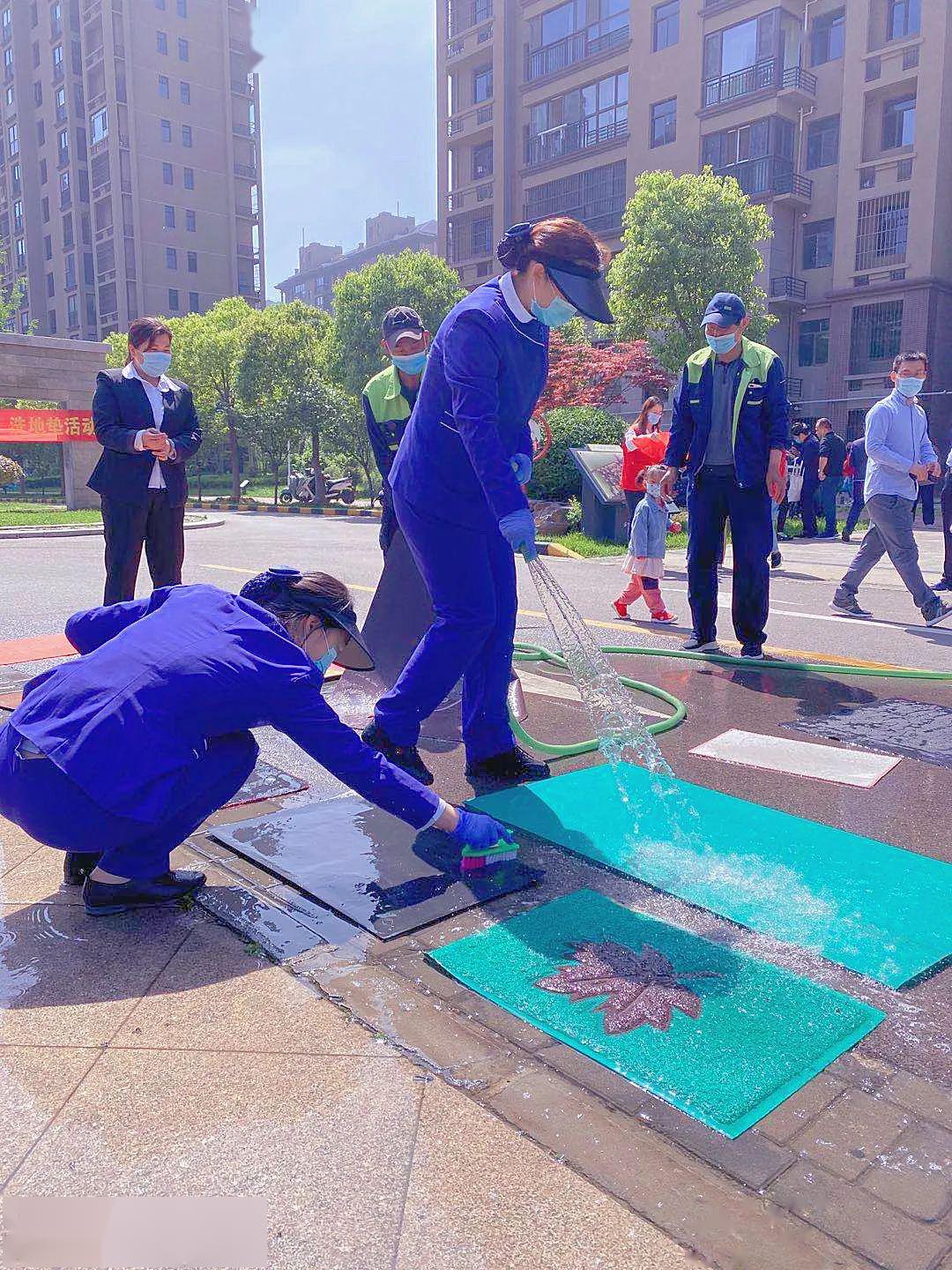 保利物业,来了一位戴白手套的“卷王”