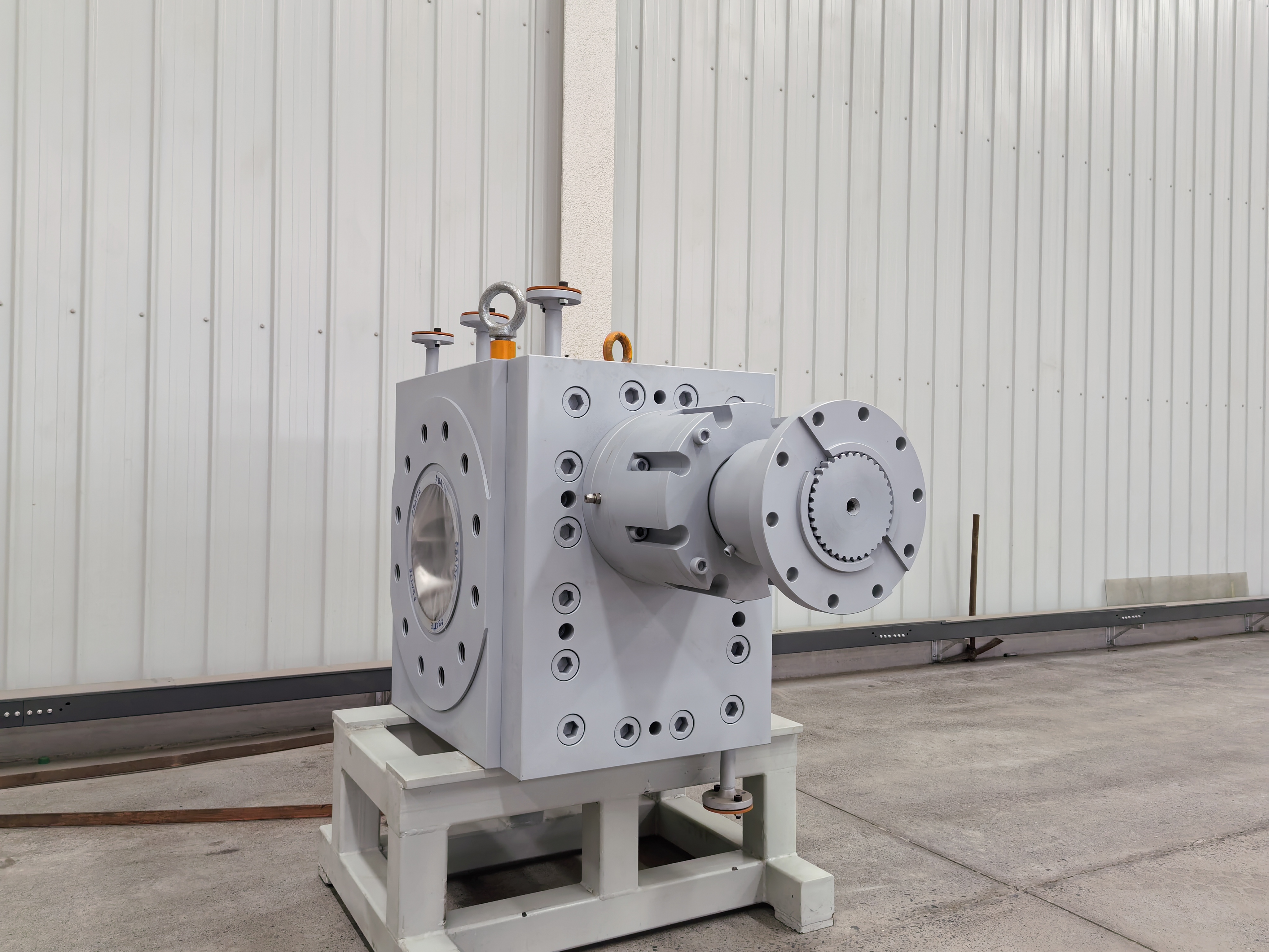 海泰科：公司可以生产车灯系列注塑模具及对应的改性塑料