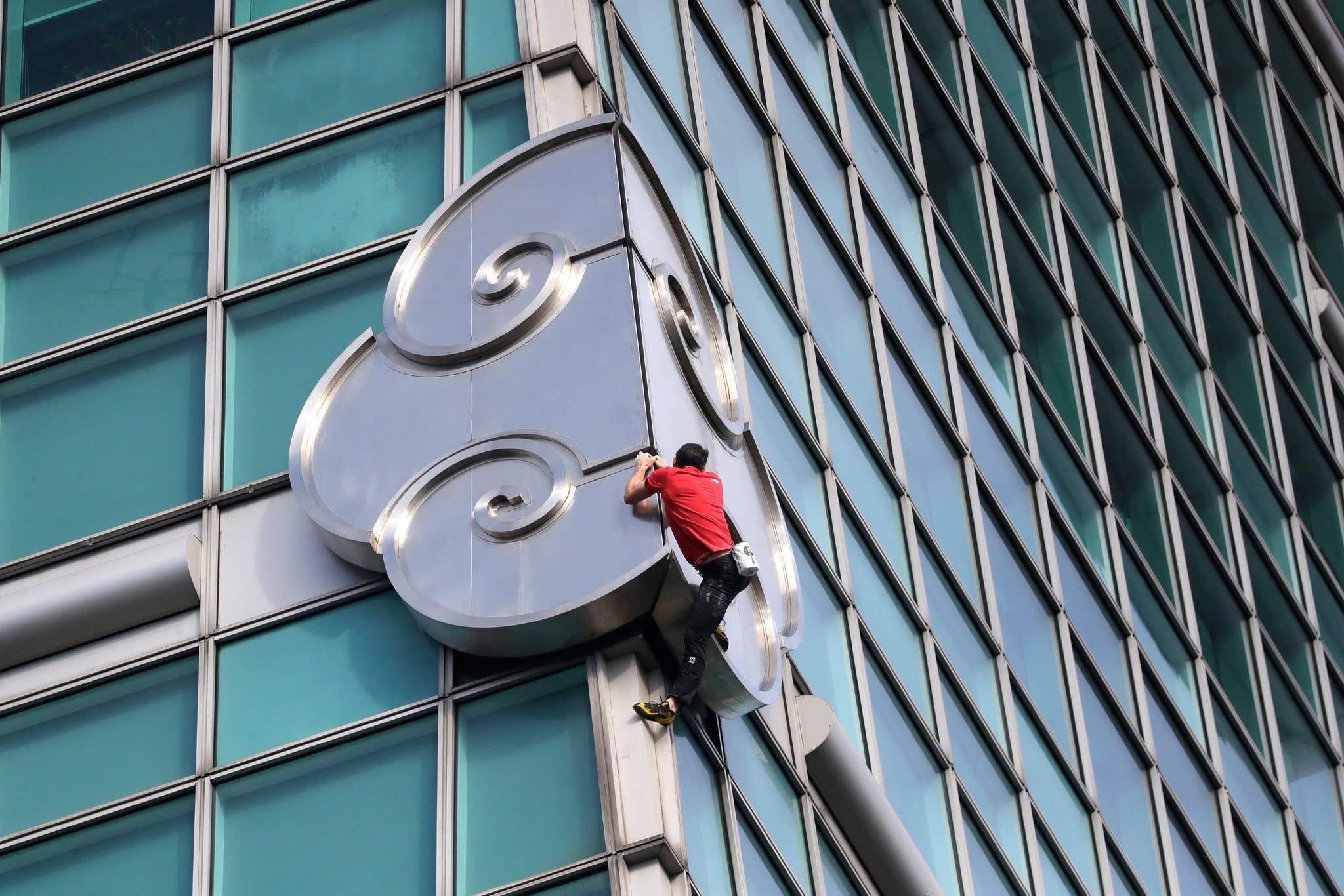 Alex Honnold 台北101徒手攀岩直播，藏着 Netflix 最精明的内容算计