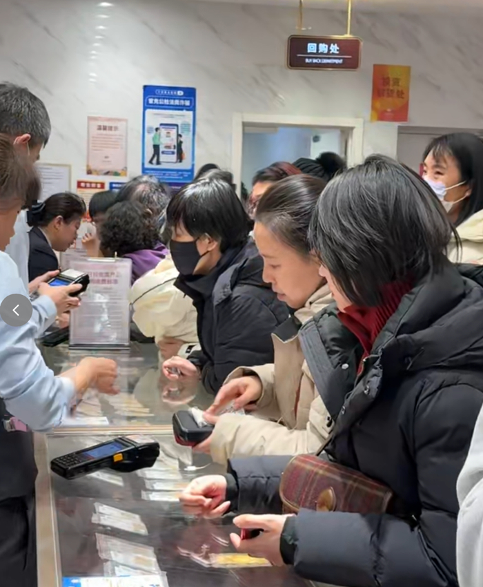 现场直击菜百黄金热:“我就要10克,有没有!”“排俩小时,卖不卖?”